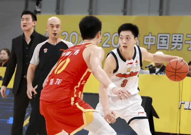 皇冠体育赛事集团-胡明轩出战18分钟，投篮1中0、罚球4中2得到2分1篮板3助攻